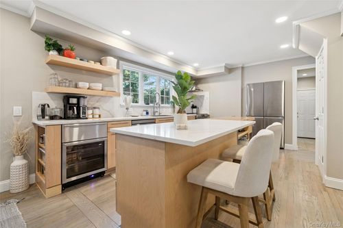 28 Val Ct, Holbrook, NY, 11741-5508 | Card Image