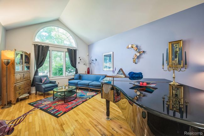 10_38049_Lantern_Hill_Ct_Farmington_Hills_MI_48331_USA-Living_room-194376_SEP-03.jpg | Image 9