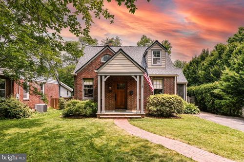 904 Park Ave, FALLS CHURCH, VA, 22046-3103 | Card Image