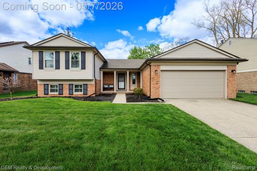 19537 Pollyanna Dr, Livonia, MI, 48152-1238 | Card Image