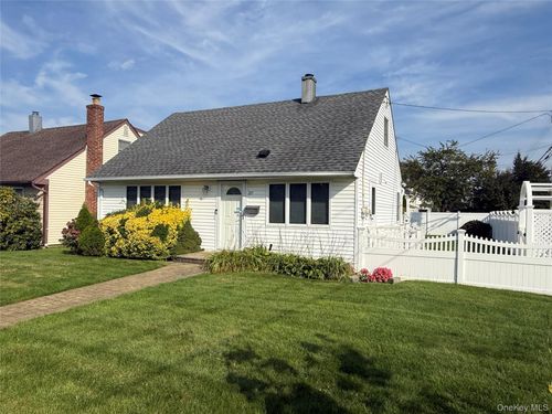 271 Forest Avenue, Oyster Bay, NY, 11758 | Card Image