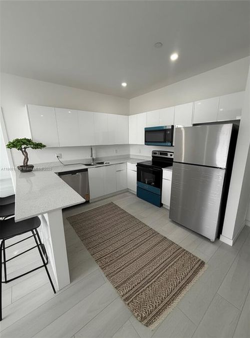 apt-402-909 E 24th St, Hialeah, FL, 33013-4247 | Card Image