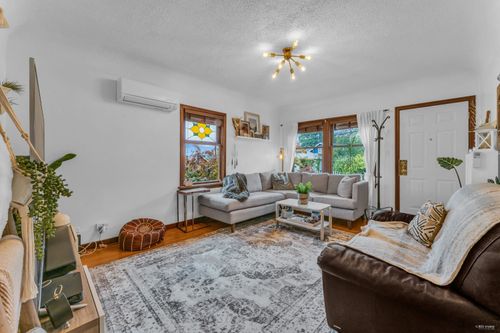 820 3rd Ave, New Westminster, BC, V3M1P2 | Card Image