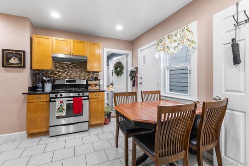 42 Warren St, New Rochelle, NY, 10801-6214 | Card Image