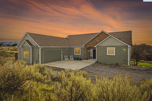 2010 S 38th Ave, West Richland, WA, 99353-9012 | Card Image
