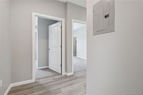 202-10 Steele Rd, West Hartford, CT, 06119-1154 | Card Image