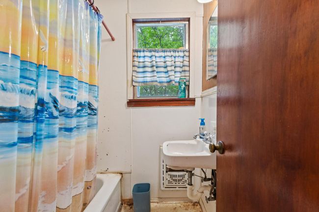 Bathroom with a sink and shower / bath combo | Image 28