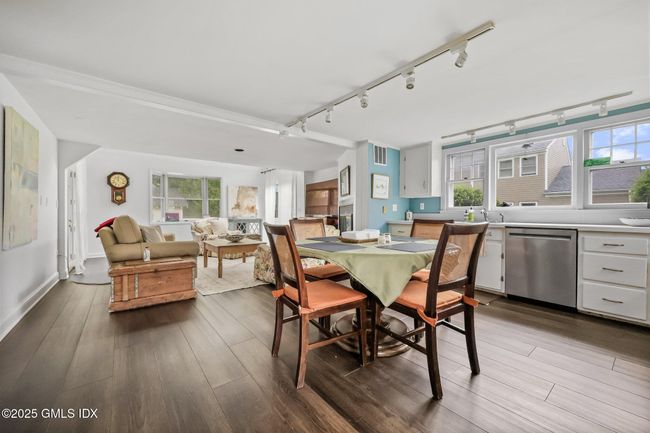 Kitchen/Family Room | Image 24