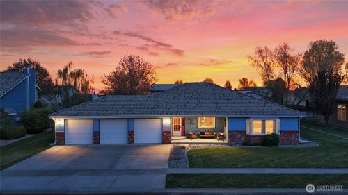 216 E Tanglewood Dr, Moses Lake, WA, 98837-2565 | Card Image
