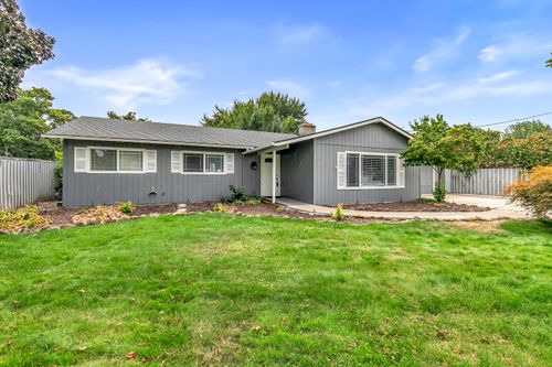 21 Hickory Ln, Central Point, OR, 97502-1515 | Card Image