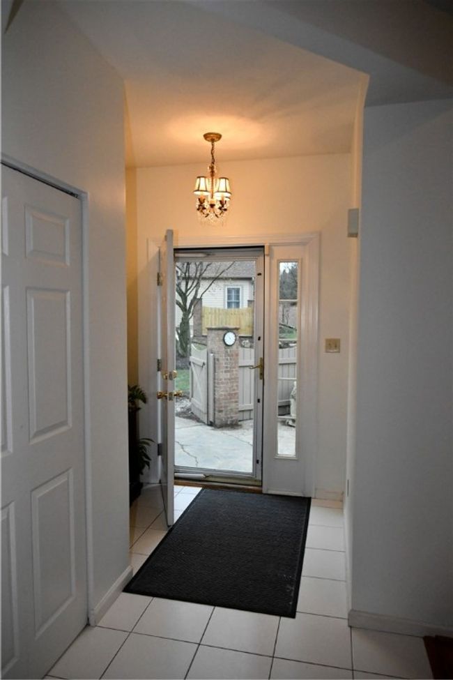Spacious entry area | Image 6