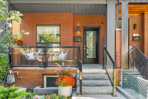 386 Crawford St, Toronto, ON, M6J2V9 | Card Image