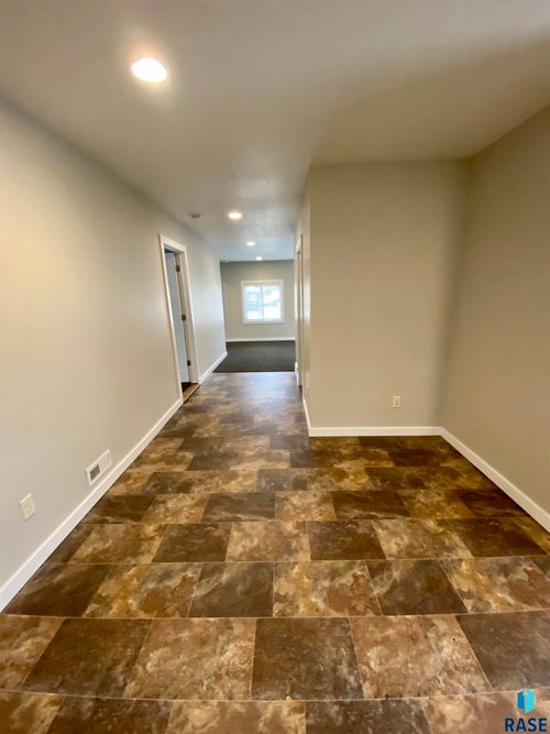 921 S Sherman Ave, Sioux Falls, SD, 57104-5333 | Card Image