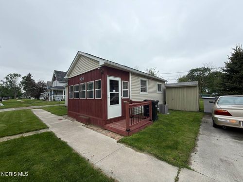516 Maple St, Fostoria, OH, 44830-2101 | Card Image