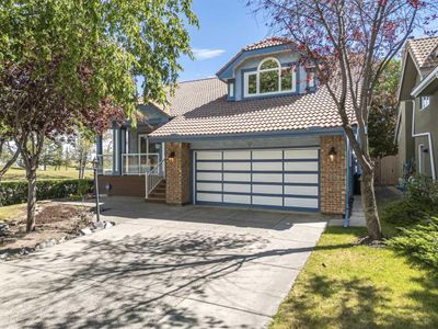 9 Strathdale Close Sw, House detached with 4 bedrooms, 2 bathrooms and 4 parking in Calgary AB | Image 1