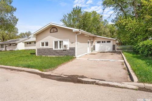 1317 Connaught Ave, Moose Jaw, SK, S6H4B9 | Card Image