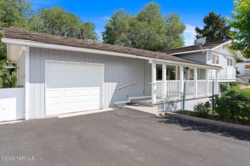701 S 5th St, Selah, WA, 98942-1620 | Card Image