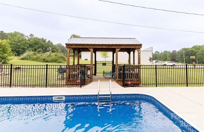 1352 W Cherokee St, House other with 3 bedrooms, 3 bathrooms and null parking in Blacksburg SC | Image 41
