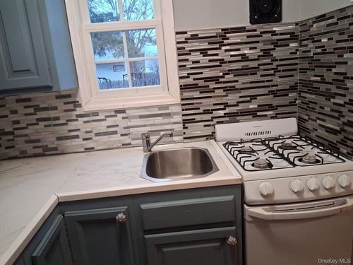 29 Hickory St, Central Islip, NY, 11722-4734 | Card Image