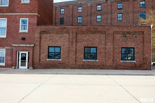 3-103-800 Isabel Bloom Way, Davenport, IA, 52803-5779 | Card Image