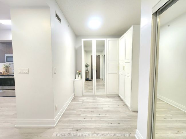 1007 - 7165 Yonge St, Condo with 2 bedrooms, 1 bathrooms and 1 parking in Thornhill ON | Image 9