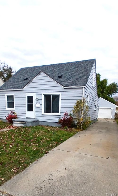 19021 Hazelwood St, Roseville, MI, 48066-3005 | Card Image