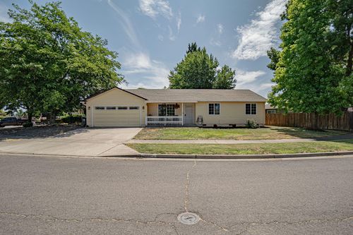 1841 Layla Dr, Medford, OR, 97501-8166 | Card Image