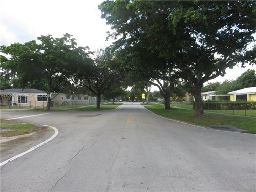 8277 Nw 191st Ln, Hialeah, FL, 33015-5360 | Card Image
