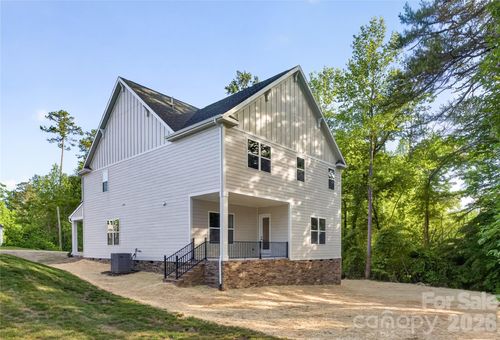 3883 12th St Ne, Hickory, NC, 28601-9679 | Card Image
