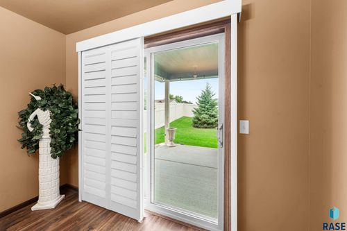 1117 S President Ct, Sioux Falls, SD, 57106-5843 | Card Image