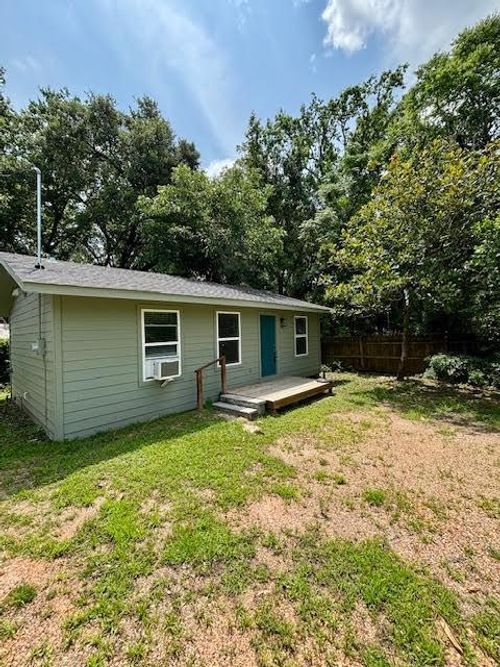 520 Mcguire Ln, Huntsville, TX, 77340-6914 | Card Image