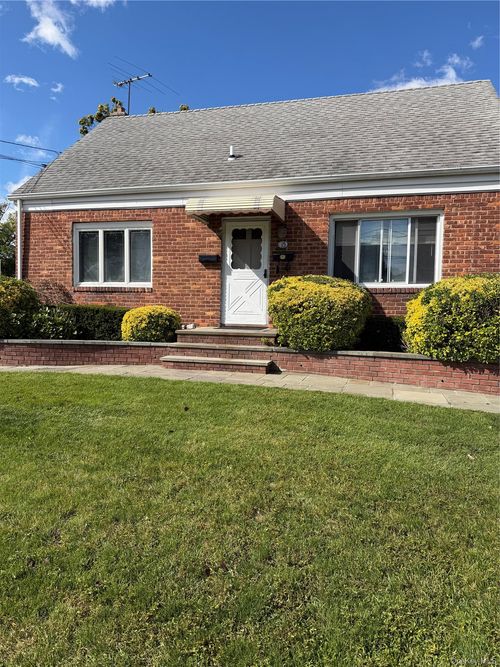15 5th Ave, Westbury, NY, 11590-4303 | Card Image