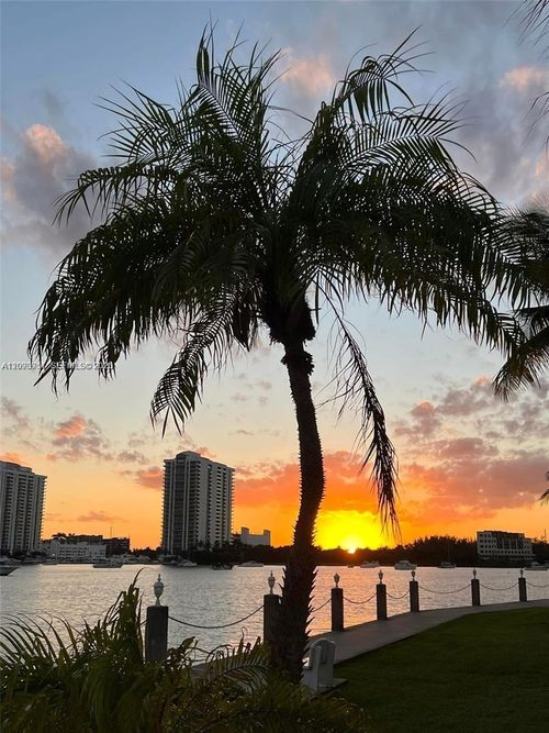 r205-3010 Marcos Dr, Aventura, FL, 33160-2551 | Card Image
