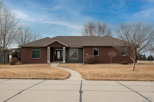 2118 Pinehurst Ct, Sioux Center, IA, 51250-2940 | Card Image