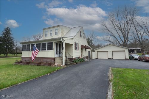 811 Ridge Road, Newton Falls, OH, 44444 | Card Image