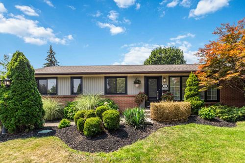 54 Montgomery Ave, Whitby, ON, L1M1B1 | Card Image