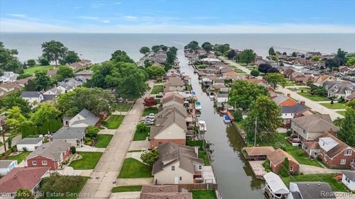 22470 Wildwood St, Saint Clair Shores, MI, 48081-2427 | Card Image