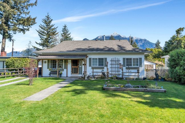 477 3 Rd Avenue, House other with 3 bedrooms, 2 bathrooms and 4 parking in Hope BC | Image 1