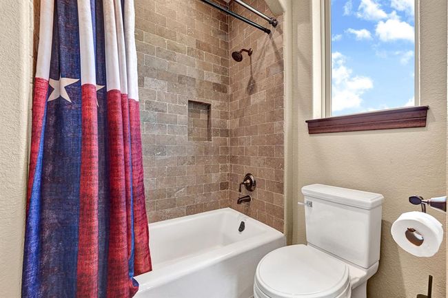 Upstairs Bathtub | Image 41