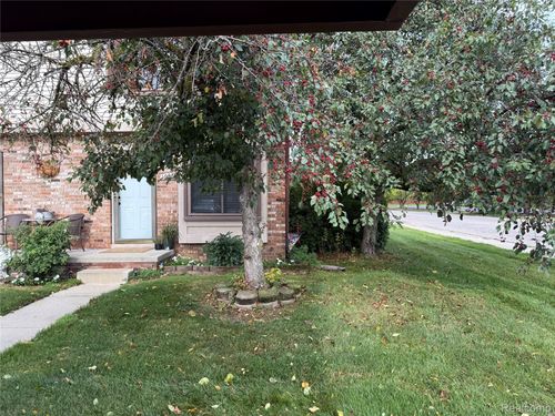 16880 Kingsbrooke Dr, Clinton Twp, MI, 48038-3714 | Card Image