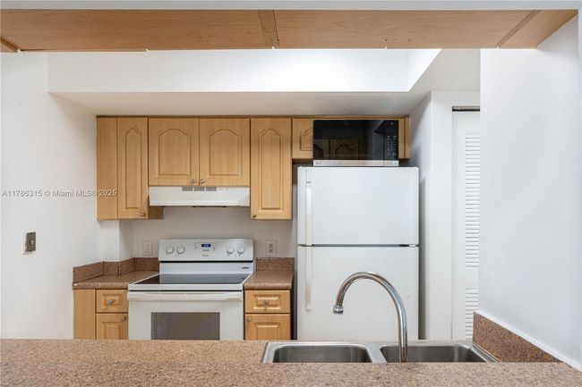 APT-207 - 102 Sw 6 Th Ave, Condo with 3 bedrooms, 2 bathrooms and null parking in Miami FL | Image 8