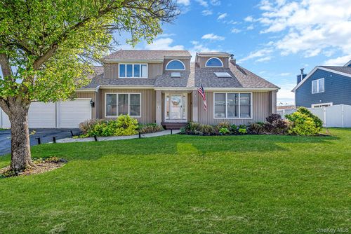 810 Anthony Dr, Lindenhurst, NY, 11757-6200 | Card Image