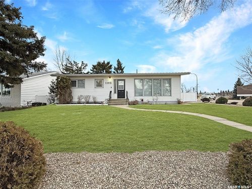 1102 Golden Pl, Swift Current, SK, S9H2A6 | Card Image