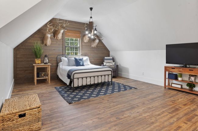 Upstairs large bedroom w/private bath and walk in closet | Image 91