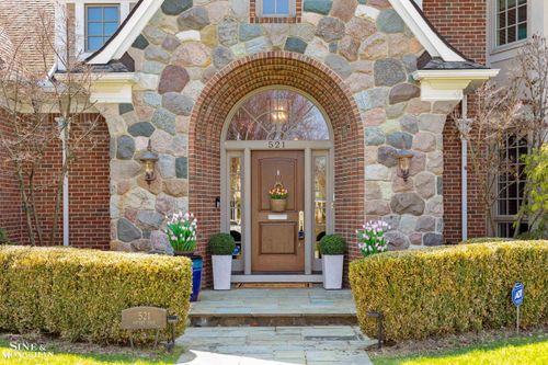 521 Oxford Rd, Grosse Pointe Woods, MI, 48236-1843 | Card Image