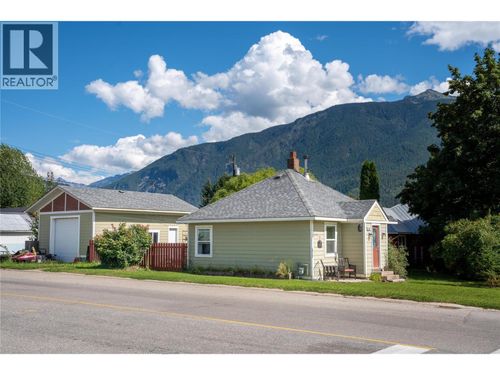 600 Eighth St E, Revelstoke, BC, V0E2S1 | Card Image