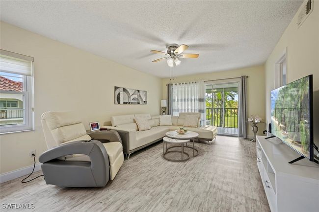 E210 - 1055 Forest Lakes Dr, Condo with 2 bedrooms, 2 bathrooms and null parking in NAPLES FL | Image 6
