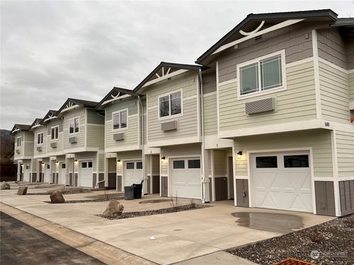 1680 S Methow St, Wenatchee, WA, 98801-9418 | Card Image