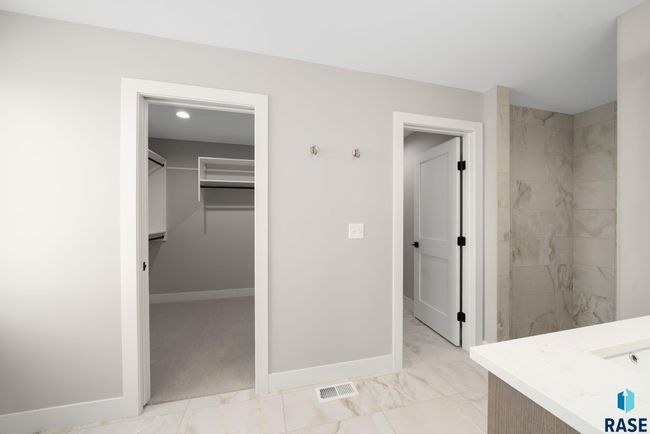 6604 E Hawker Cir, House other with 5 bedrooms, 4 bathrooms and null parking in Sioux Falls SD | Image 35