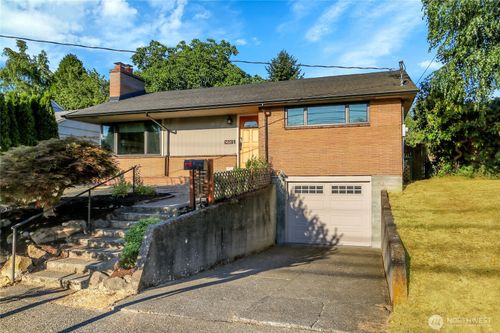 5020 47th Ave Ne, Seattle, WA, 98105-2923 | Card Image